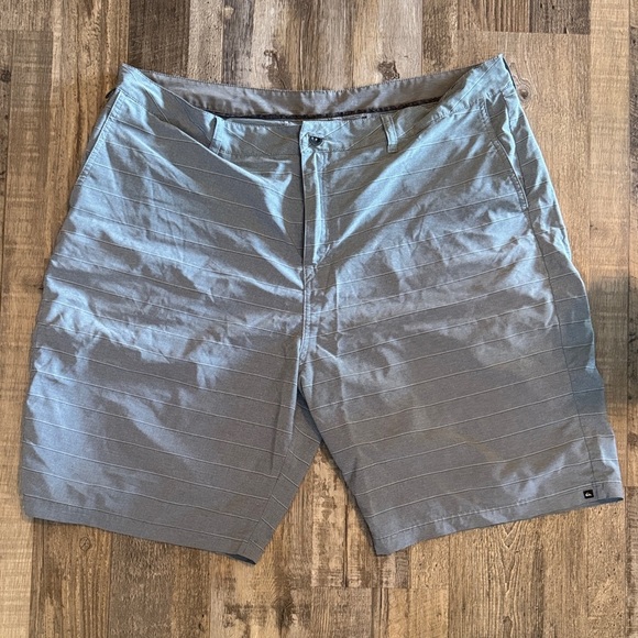 Quiksilver Gray Men's Shorts - Picture 1 of 6